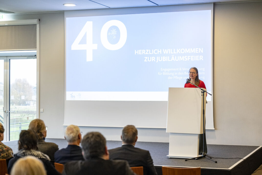 Sascha Aulepp,Senatorin für Kinder und Bildung Bremen begrüßt die Gäste der Jubiläumsveranstaltung zum 40-jährigen Bestehen der ibs